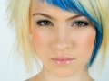 blond vlasy s modrým proužkem
